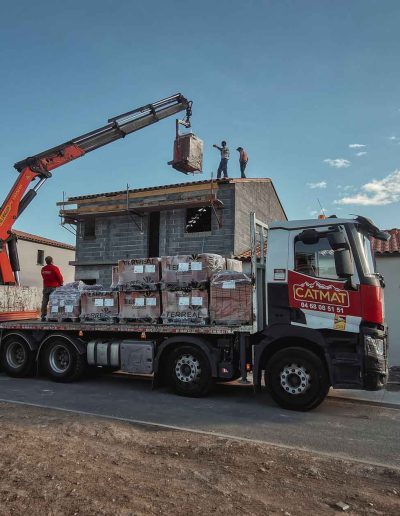 Camion CATMAT - FRANCE MATériaux en plein déchargement de matériaux de construction
