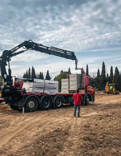 Camion Catmat France Matériaux en train de livrer des Matériaux de construction dans les Pyrénées-Orientales