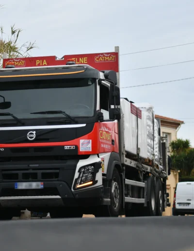 Camion Catmat France Matériaux en train de livrer des Matériaux de construction dans les Pyrénées-Orientales